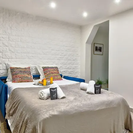 129 Dilana - Charming Near Republique Apartman